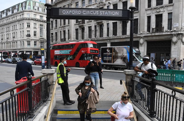 Si nos atenemos a las características demográficas de los países, el gobierno del británico Boris Johnson encabezaría la lista de pedidos con 300 millones de dosis, es decir, cinco vacunas por habitante. (EFE)