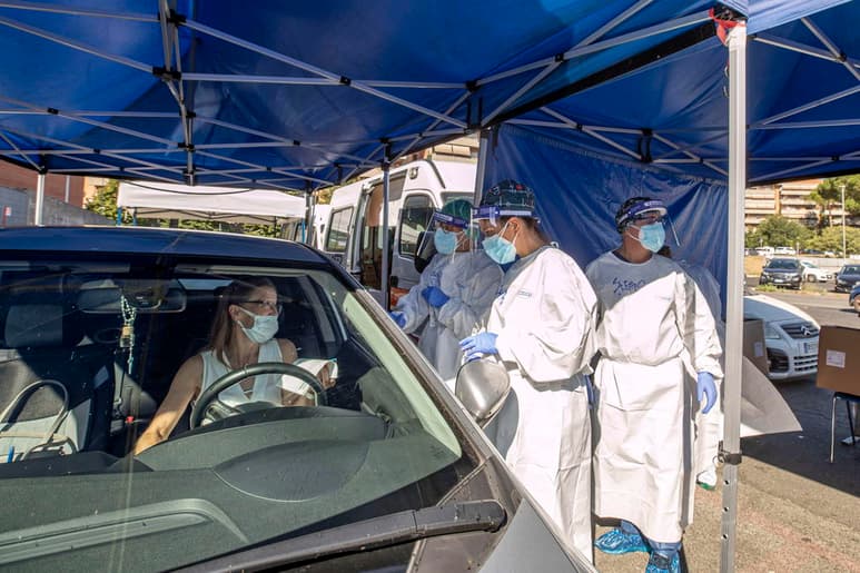 Italia registró 1,370 casos de coronavirus en las últimas veinticuatro horas, lo que representa una subida respecto a los 1,108 contagios del lunes después de que se realizasen 40,000 pruebas más, y sumó otros diez fallecidos. (ARCHIVO)