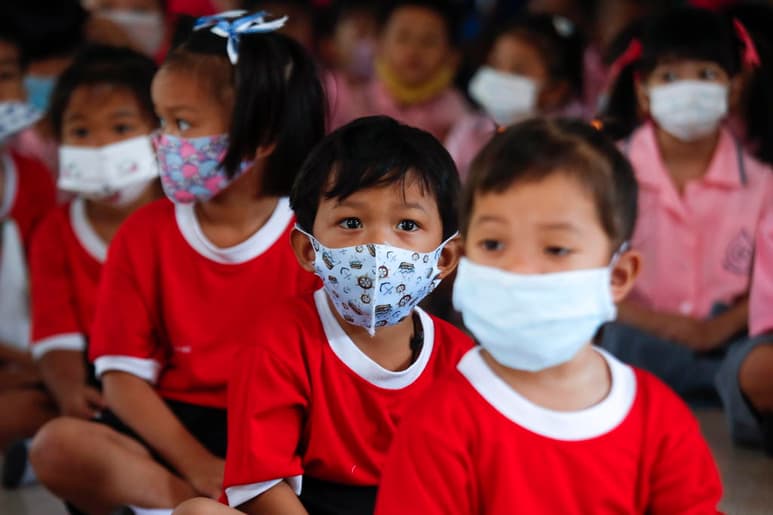 Los niños que tiene COVID-19 presentan con más frecuencia, en el momento del diagnóstico, fiebre, tos, diarrea o vómitos y dolor de cabeza o de pecho, que aquellos que sufren gripe estacional. (ARCHIVO)