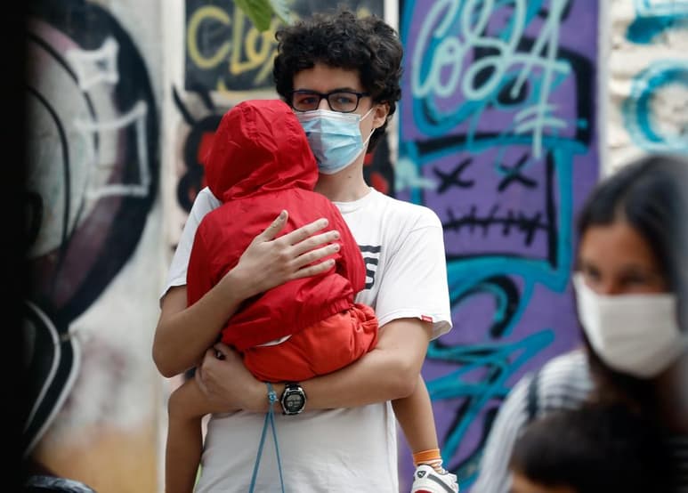 El Ministerio español de Sanidad notificó este martes 8,964 nuevos contagios de coronavirus, 3,168 en las últimas 24 horas, con lo que la cifra total se eleva a 534,513, mientras que la de muertos suma 29,594, con 261 fallecimientos en los últimos 7 días. (ARCHIVO)