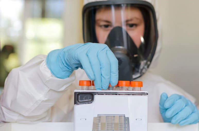 Los principales ejecutivos de nueve farmacéuticas que probablemente producirán las primeras vacunas contra el nuevo coronavirus firmaron el martes un compromiso sin precedentes destinado a impulsar la confianza del público en cualquier vacuna que sea aprobada. (ARCHIVO) 