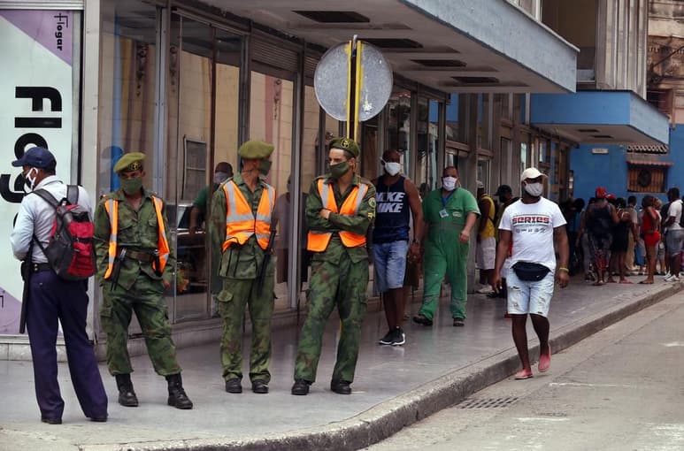 Cuba registró otros 25 casos de COVID-19 este martes, gran parte de ellos en La Habana, que cumple una semana bajo las restricciones más fuertes desde el inicio de la epidemia en la isla, donde ya se acumulan 4,377 positivos con un 84.6 % de recuperados. (ARCHIVO)
