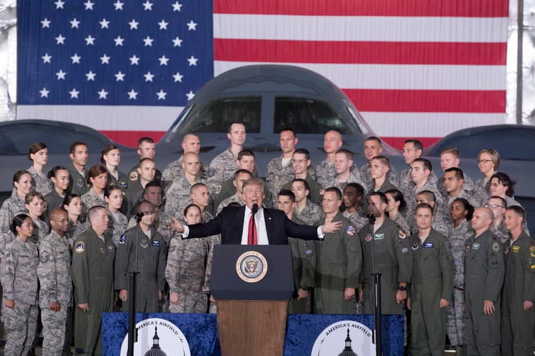 a cúpula militar y el presidente estadounidense, Donald Trump, siguen ahondando en sus diferencias después de que el mandatario la acusara de querer contentar a los grandes contratistas con guerras y de que la élite castrense diera la espalda al republicano tras varias revelaciones sobre el desdén mostrado por los caídos en el campo de batalla. (ARCHIVO) 