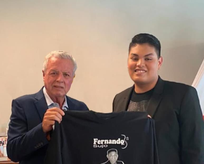 El mediodía de este martes, el alcalde de Torreón, Jorge Zermeño recibió en las oficinas de la Plaza Mayor a Fernando Sujo, ganador de La Voz Azteca hace un par de fines de semana. (Twitter)