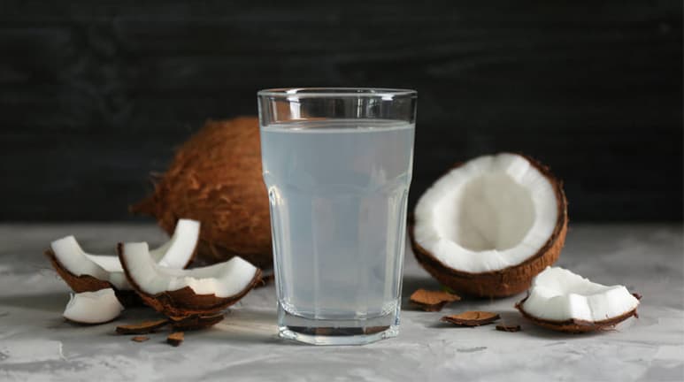 De acuerdo con el Instituto Mexicano del Seguro Social (IMSS), el agua de coco es una bebida con muchas propiedades benéficas para el cuerpo humano, por lo que se recomienda su consumo frecuente para personas de todas las edades. (Especial)