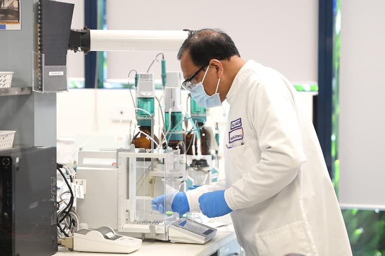 AstraZeneca en conjunto con el Instituto Jenner de la Universidad de Oxford pausaron la fase 3 de las pruebas de su vacuna contra el COVID-19, esto debido a que encontraron una “posible reacción adversa” en un voluntario de estudio en el Reino Unido. (ARCHIVO)