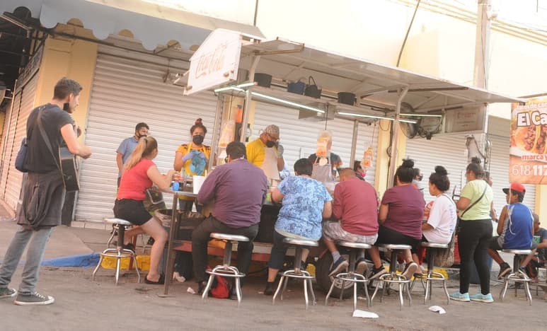 Las autoridades no están cuidando que la comida callejera cumpla medidas de sanidad. (EL SIGLO DE TORREÓN)