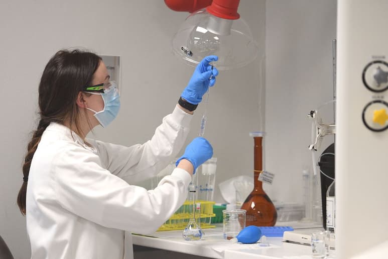 AstraZeneca tenía previsto tener su vacuna disponible para el primer semestre de 2021. (ARCHIVO)