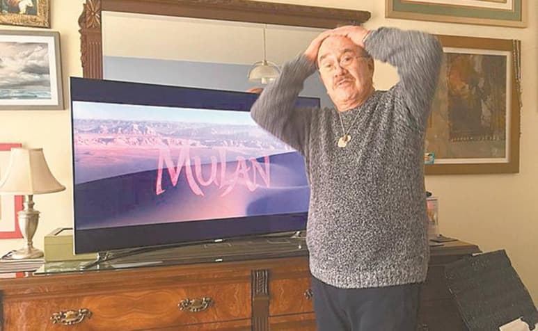 Hace un par de días, Pedro Sola posteó a través de sus redes sociales una imagen en la que el filme se ve detrás de él en su televisor y asegura haberla visto. (ESPECIAL)