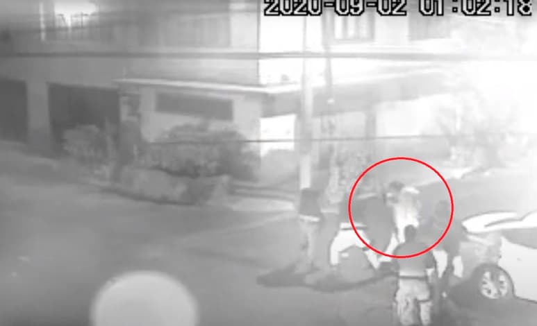 Cámaras de seguridad captaron el momento en el que la mujer fue agredida por los uniformados (CAPTURA)