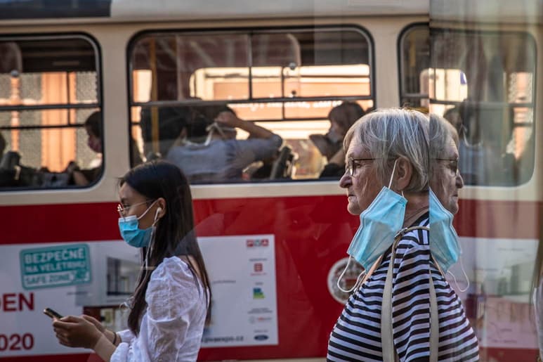 Los casos confirmados de COVID-19 en el planeta se elevaron hoy a 27.4 millones, mientras que los fallecidos desde el inicio de la pandemia son 894,241. (ARCHIVO)