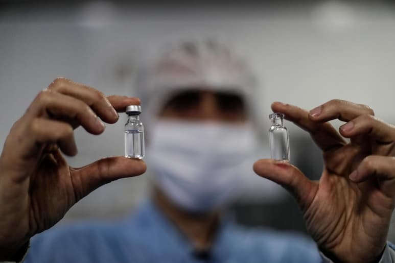 Una prometedora vacuna sintética contra la COVID-19 desarrollada por la farmacéutica Covaxx será probada en cerca de 3,000 voluntarios en Brasil, anunció este miércoles la empresa de medicina diagnóstica brasileña Dasa, que será responsable por gestionar las pruebas en el país. (ARCHIVO)