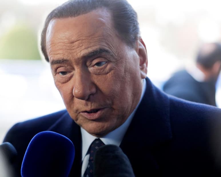 El expremier italiano Silvio Berlusconi, hospitalizado con COVID-19 y neumonía, dice a sus partidarios que lucha por recuperarse de la “enfermedad infernal”. (ARCHIVO)