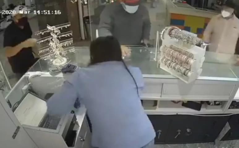 En los videos de seguridad se observa cómo los asaltantes se dividieron en tres grupos; el primero se dirigió al establecimiento 'Yuradis', otro al negocio que estaba a la vuelta, que al parecer es el mismo dueño. De acuerdo con las imágenes, el robo duró alrededor de minuto y medio.
(ESPECIAL)