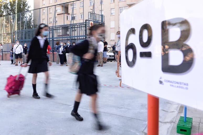 El Ministerio español de Sanidad notificó este miércoles 8,866 nuevos contagios por coronavirus, 4,410 de ellos en las últimas 24 horas, con lo que la cifra total se eleva a 543,379, y la de muertos a 29,628, 246 más en los últimos 7 días. (ARCHIVO)