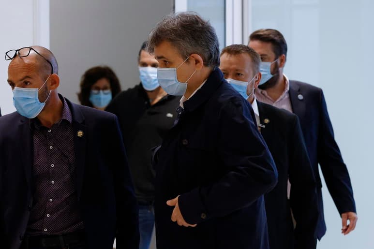 Silencio, lágrimas y rabia en la sala. Los supervivientes del atentado contra Charlie Hebdo subieron hoy al estrado para revivir la escena en la que murieron once de sus compañeros, en un recuerdo que se mezcla con sus graves secuelas y la denuncia de un clima intelectual que 'favorable' al atentado. (EFE)