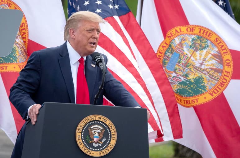 El presidente de EUA, Donald Trump (foto), sabía en febrero que la COVID-19 era una enfermedad especialmente 'mortal' que podía causar grandes estragos en su país, pero minimizó intencionadamente su gravedad ante los estadounidenses, asegura el periodista Bob Woodward en su nuevo libro, 'Rage' ('Ira'). (ARCHIVO)