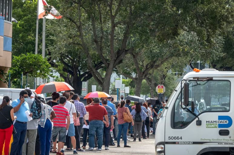 El estado de Florida (EUA) volvió a aumentar sus casos diarios de COVID-19 al contabilizar este miércoles 2,056 positivos nuevos, 233 más que ayer, pero mantiene un indicador en sus niveles de contagios diarios por debajo del 10 %. (ARCHIVO)