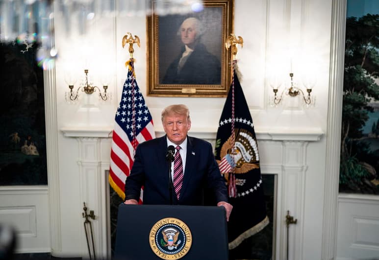 El libro cita también al exdirector de Seguridad Nacional Dan Coats, quien asegura que para Trump 'una mentira no es una mentira, sino algo que él piensa. No sabe diferenciar entre la verdad y una mentira'.
(EFE)