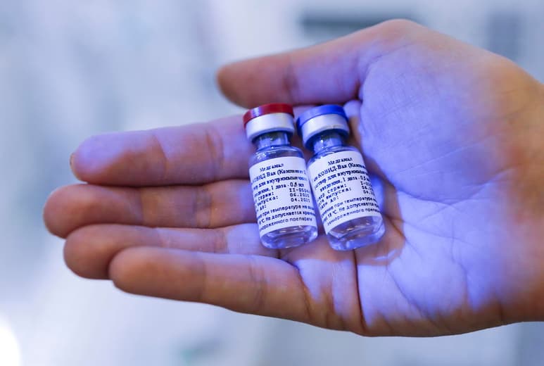 La vacuna Sputnik V, una de las que están siendo desarrolladas en el mundo para combatir la pandemia del coronavirus, toma fuerza en Brasil donde también será probada en Bahía (nordeste), el segundo estado después de Paraná en firmar un acuerdo con Rusia, informó este miércoles el Gobierno regional. (ARCHIVO)