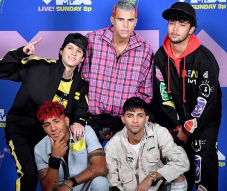 Los jóvenes, de entre 24 y 19 años, estrenaron 'Beso' en vivo el domingo pasado cuando debutaron en el escenario de los MTV Video Music Awards. (Instagram)