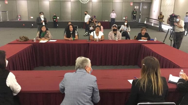 Las familiares de víctimas que tienen tomadas las instalaciones de la Comisión Nacional de los Derechos Humanos (CNDH) calificaron como un 'triunfo' la reunión que sostuvieron con la secretaria de Gobernación, Olga Sánchez Cordero, y advirtieron que darán seguimiento a un pliego petitorio que le entregaron a las autoridades. (TWITTER)