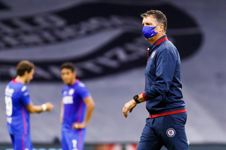 Después de la lesión de Jorge Hernández, mediocampista del Pachuca, Robert Dante Siboldi reconoció que la condición del césped del Estadio Azteca 'es peligroso', aunque está en su mejor estado desde que regresaron al recinto. (ARCHIVO)
