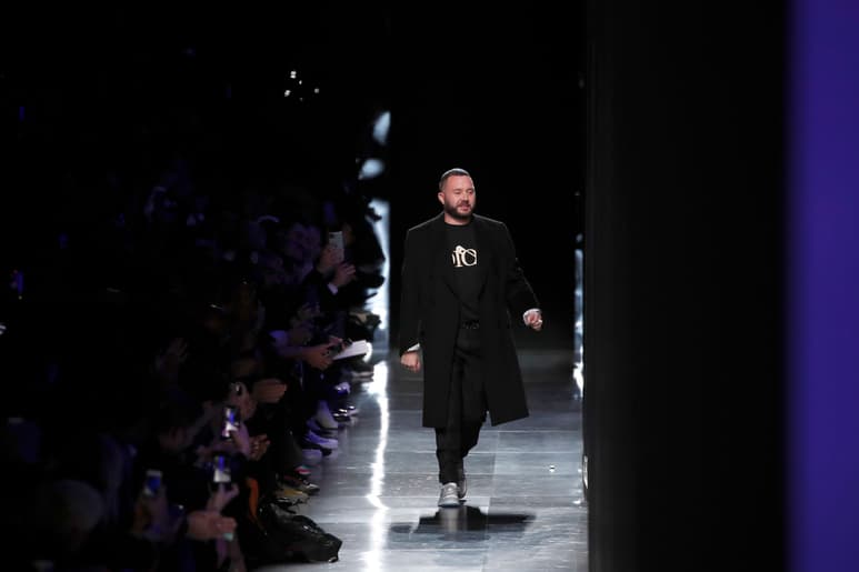 Kim Jones asumiría el puesto del fallecido Karl Lagerfeld como director creativo de las colecciones de alta costura para mujer. (AP)