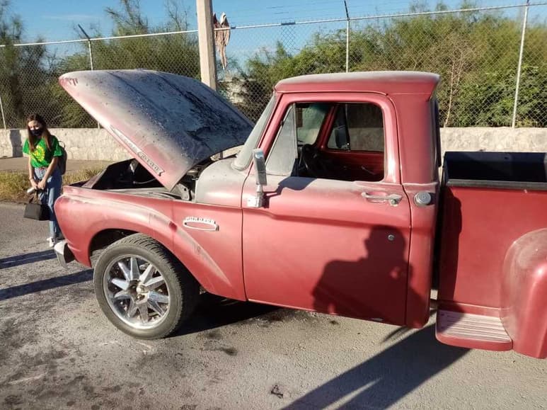 La camioneta siniestrada es una Ford F100 de modelo antiguo. Las autoridades no reportaron personas heridas o intoxicadas. (EL SIGLO DE TORREÓN)