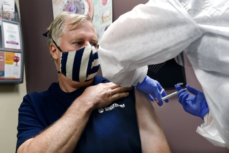 Actualmente Brasil realiza pruebas con distintas farmacéuticas que han desarrollado una vacuna. (ARCHIVO) 