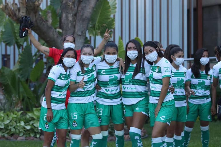 Las jugadoras albiverdes de muy excelente humor, se presentaron en un nosocomio privado de la región, para la sesión. (CORTESÍA)