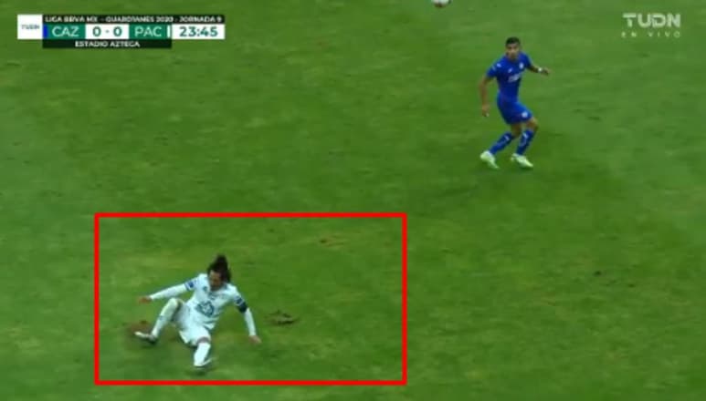 El mediocampista Jorge 'El Burrito' Hernández, sufrió una grave lesión durante en partido entre Cruz Azul y Pachuca. (ESPECIAL)