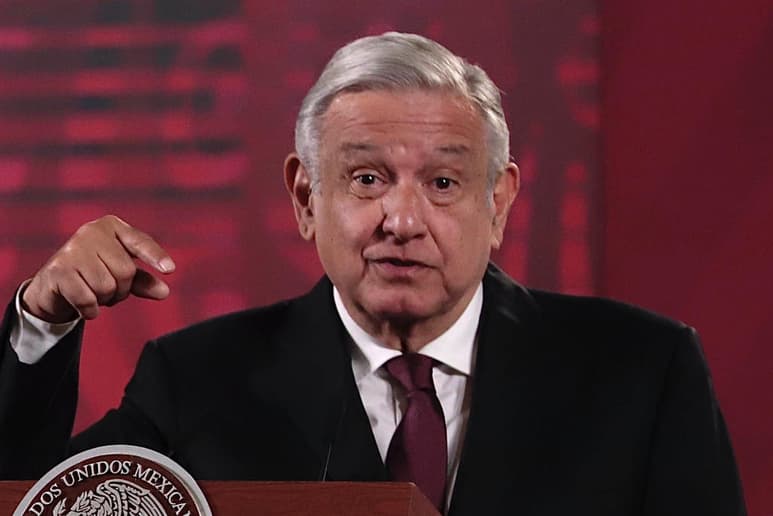 'Yo no mando a decir las cosas, yo las digo. No tengo palomas mensajeras ni mucho menos halcones. Para que no me culpen', dijo el presidente en su conferencia mañanera de este jueves en Palacio Nacional.
(EL UNIVERSAL)