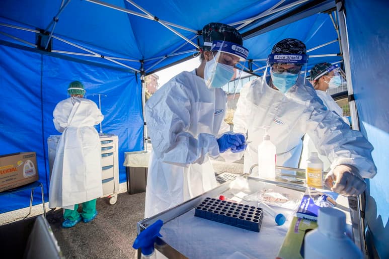 Los nuevos contagios con coronavirus siguen creciendo en Italia, que ha registrado 1,597 casos las últimas 24 horas, frente a los 1,434 del miércoles, y supera los 283,000 casos totales. (ARCHIVO)