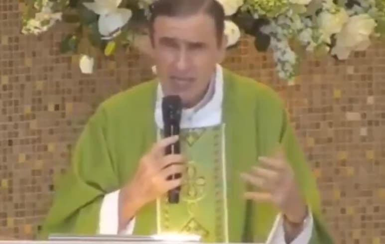 Al hablar sobre la importancia de reflexionar sobre los errores, el sacerdote citó al club de fútbol (CAPTURA)