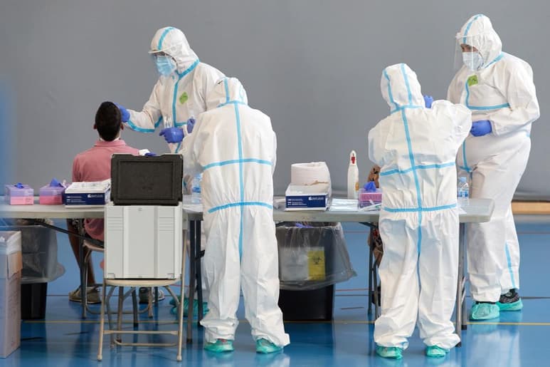 El Ministerio español de Sanidad notificó este jueves 9,000 nuevos casos de coronavirus, 4,137 en las últimas 24 horas, así como 249 fallecidos por la enfermedad en la última semana, la mayoría en la región de Madrid. (EFE) 