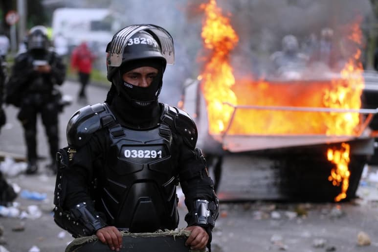 Una estudiante de psicología próxima a cumplir 19 años y un menor de edad están entre las ocho personas muertas durante las violentas protestas de anoche en Bogotá, desencadenadas por la brutalidad policial que causó la muerte al abogado Javier Ordóñez durante su arresto. (ARCHIVO)