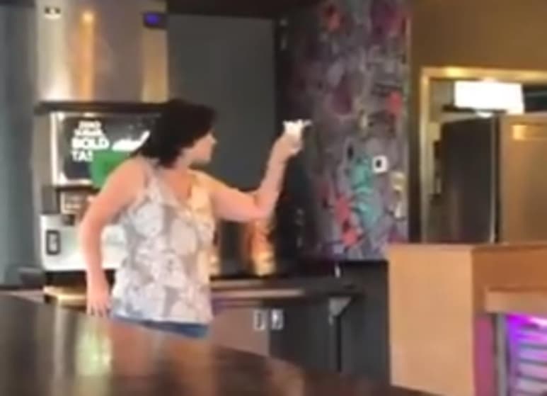 La mujer también intentó agredir físicamente a los empleados antes de retirarse