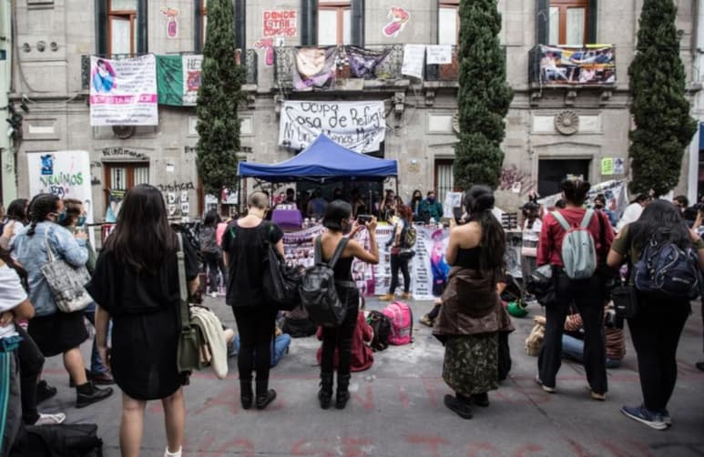 La activista señaló que hasta el momento no hay una respuesta concreta para sus exigencias y aseveró: 'vamos a seguir en pie de lucha hasta que esto se acabe'.
(EL UNIVERSAL)