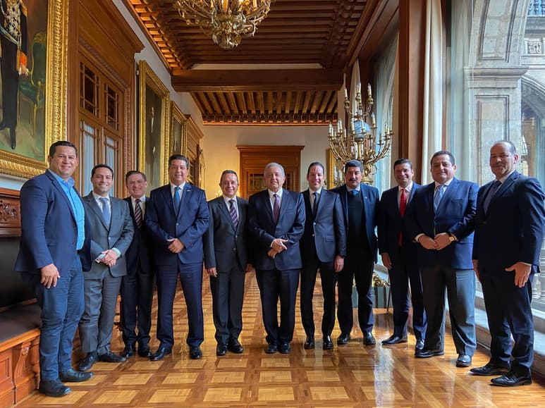 El presidente Andrés Manuel López Obrador se reunió con gobernadores del PAN en febrero de 2020. En la imagen (izq-der) Chihuahua, Javier Corral Jurado; de Querétaro, Francisco Domínguez Servién; de Yucatán, Mauricio Vila Dosal; de Tamaulipas, Francisco García Cabeza de Cabeza; de Nayarit, Antonio Echavarría García; de Aguascalientes, Martín Orozco Sandoval; de Baja California Sur, Carlos Mendoza Davis; de Quintana Roo, Carlos Joaquín González; de Guanajuato, Diego Sinhue Rodríguez Vallejo y de Durango, José Rosas Aispuro Torres. (ARCHIVO)