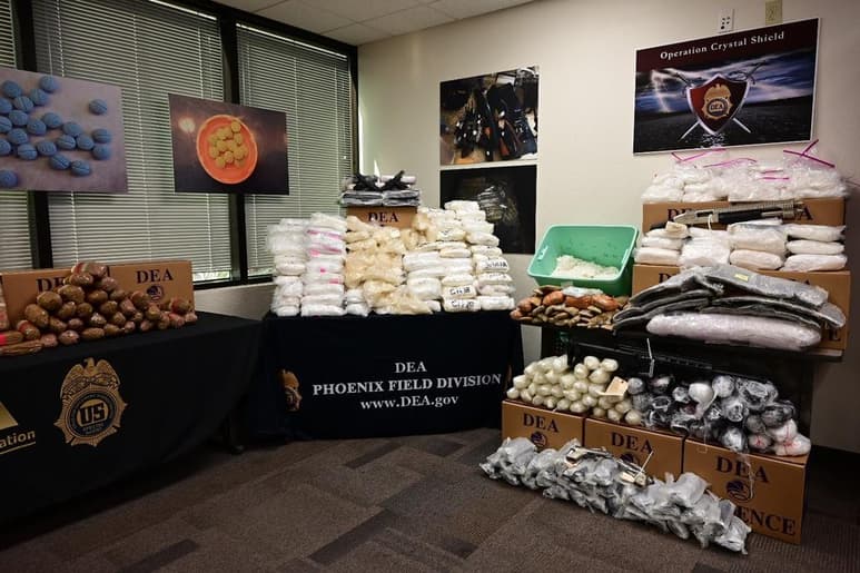 El fiscal general de Estados Unidos, William Barr, y Timothy J. Shea, director en funciones de la Administración Antidrogas (DEA), anunciaron este jueves el resultado de un operativo que dio un 'duro golpe' a los principales centros de distribución de drogas de los cárteles mexicanos en el país, con el arresto de 1,840 individuos y el decomiso de más de 28,560 libras (12,955 kilos) de metanfetaminas. (EFE)