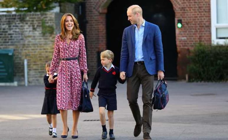 El príncipe William se reunió con socorristas durante su visita y, hablando con un oficial de policía, Su Alteza Real le comentó que estaba aliviado por el regreso a clases de sus hijos y que creía que, así como él, otras mamás y papás también sentían lo mismo. (Especial)