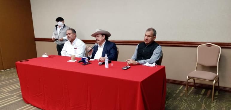 En conferencia de prensa este jueves en Monclova, el senador de Coahuila Armando Guadiana Tijerina externó la preocupación de los legisladores del Congreso de la Unión, por el peligro en el que se encuentran 500 mil empleos que dependen directa e indirectamente de la industria siderúrgica. (SERGIO A. RODRÍGUEZ)