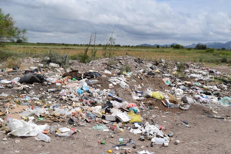 “Ya mejor ni vamos, porque de todos modos no resuelven nada” dijeron habitantes del ejido Jaboncillo de Madero quienes manifestaron que pese a que reportan constantemente las fallas en el servicio de recolección de basura y el suministro del agua potable, no les solucionan. (MARY VÁZQUEZ)