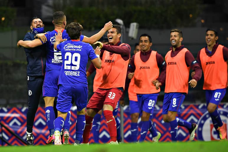 Encabezados por José Antonio Marín y Víctor Manuel Velázquez, titulares de los Consejos de Administración y de Vigilancia de la cementera, respectivamente, fueron bienvenidos por Jaime Ordiales, director deportivo, y algunos futbolistas, de los cuales destacó Julio César Domínguez, segundo capitán celeste. (ARCHIVO)