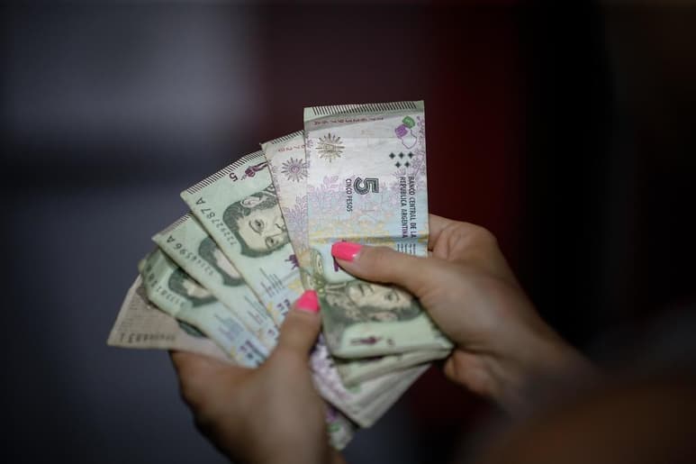 Tras la negociación que hizo de su deuda, el riesgo país en Argentina tuvo una caída de más de mil puntos. (ARCHIVO)