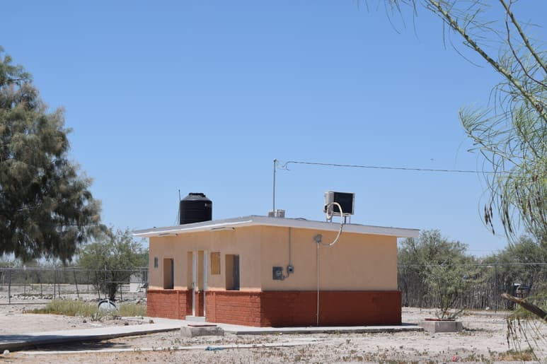 Mientras cuentan con un salón, alumnos de preparatoria del ejido Charcos de Risa toman sus clases en los dormitorios que se hicieron para los maestros de la escuela primaria. (EL SIGLO DE TORREÓN)