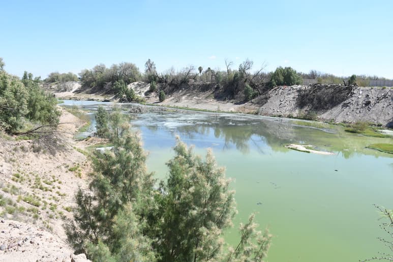 Los desechos de agua putrefacta en el lecho del Nazas tienen más de una década con antecedentes y diversas respuestas de autoridades. (FERNANDO COMPEÁN)