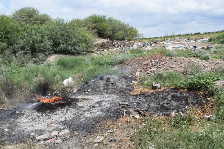 Ante la irregularidad en el servicio de recolección de basura en el ejido Jaboncillo, proliferan los tiraderos a cielo abierto. (EL SIGLO DE TORREÓN)