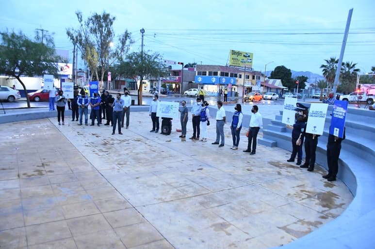 El evento se realizó en el auditorio al aire libre de la Línea Verde donde se exhorta a los colonos a acatar las medidas sanitarias. (FERNANDO COMPEÁN)